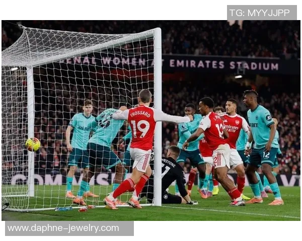 英超激战：里昂6-2阿森纳补时进球引爆全场激情瞬间回顾