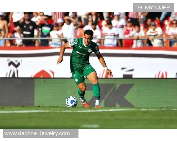 英超经典对决巴萨与曼联激战成平红牌事件引发全场热议