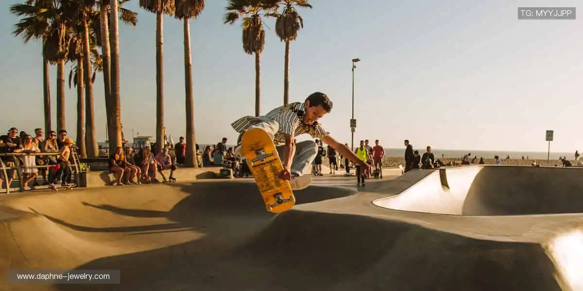 赛场之外,我们与你同在 —— 实时解说,深度分析!🎙️📊